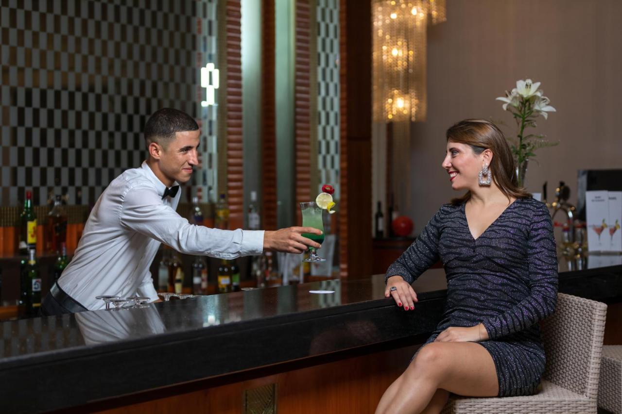 Steigenberger Marhaba Thalasso Hammamet Esterno foto A bartender serving a drink to a customer
