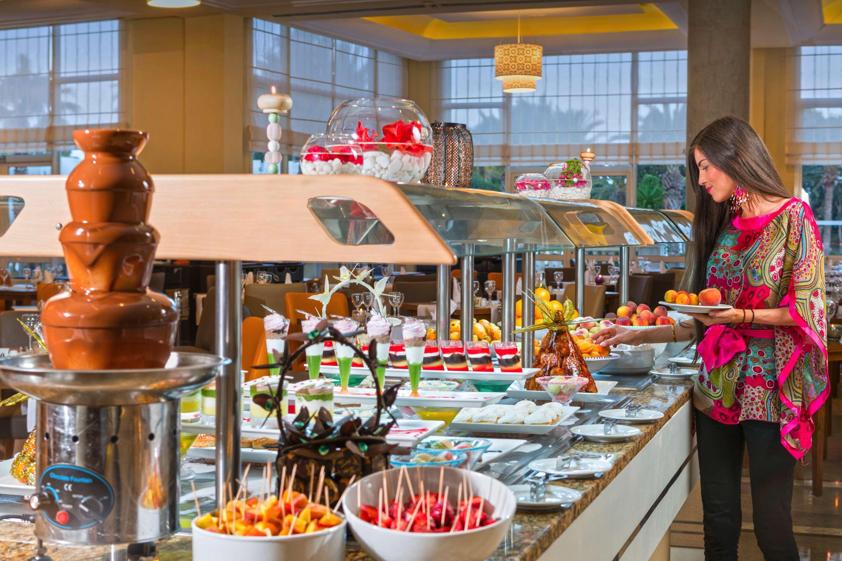 Steigenberger Marhaba Thalasso Hammamet Esterno foto A chocolate fountain at a buffet